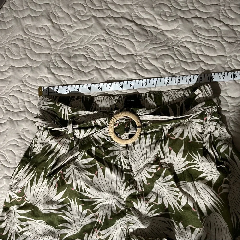 Tahari Linen Print Belted Shorts Size Large